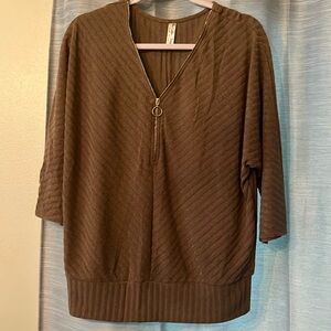 Size large ¾ sleeve top